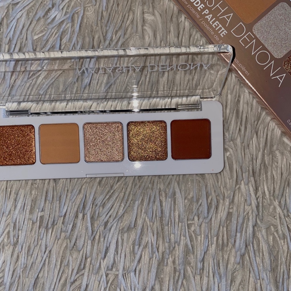 Mini nude eyeshadow palette